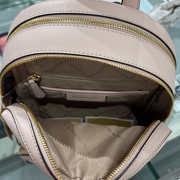 MICHAEL KORS JAYCEE MEDIUM BACKPACK
LIGHT POWDER BLUSH SIGNATURE COLOR - Picture 14 of 16